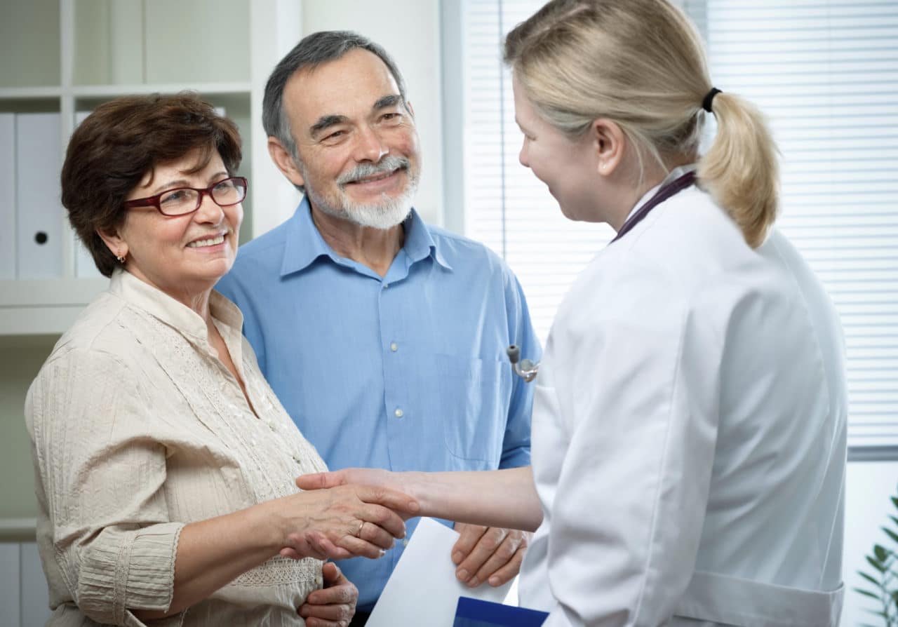 Photo of a couple meeting an audiologist